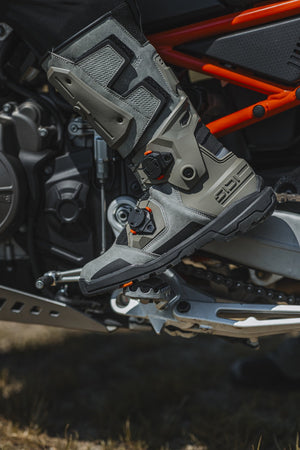 アドベンチャーブーツとは？オフロードも走れるバイクブーツの選び方【SIDIで解説】