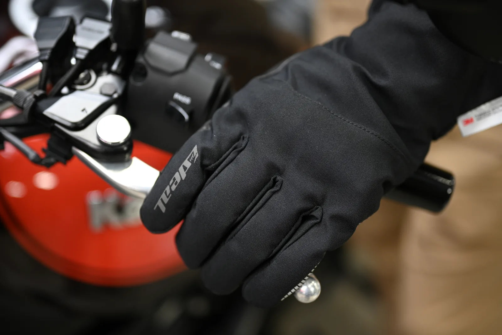 ID-207 HEAT7を着用してバイクのグリップを握る様子
